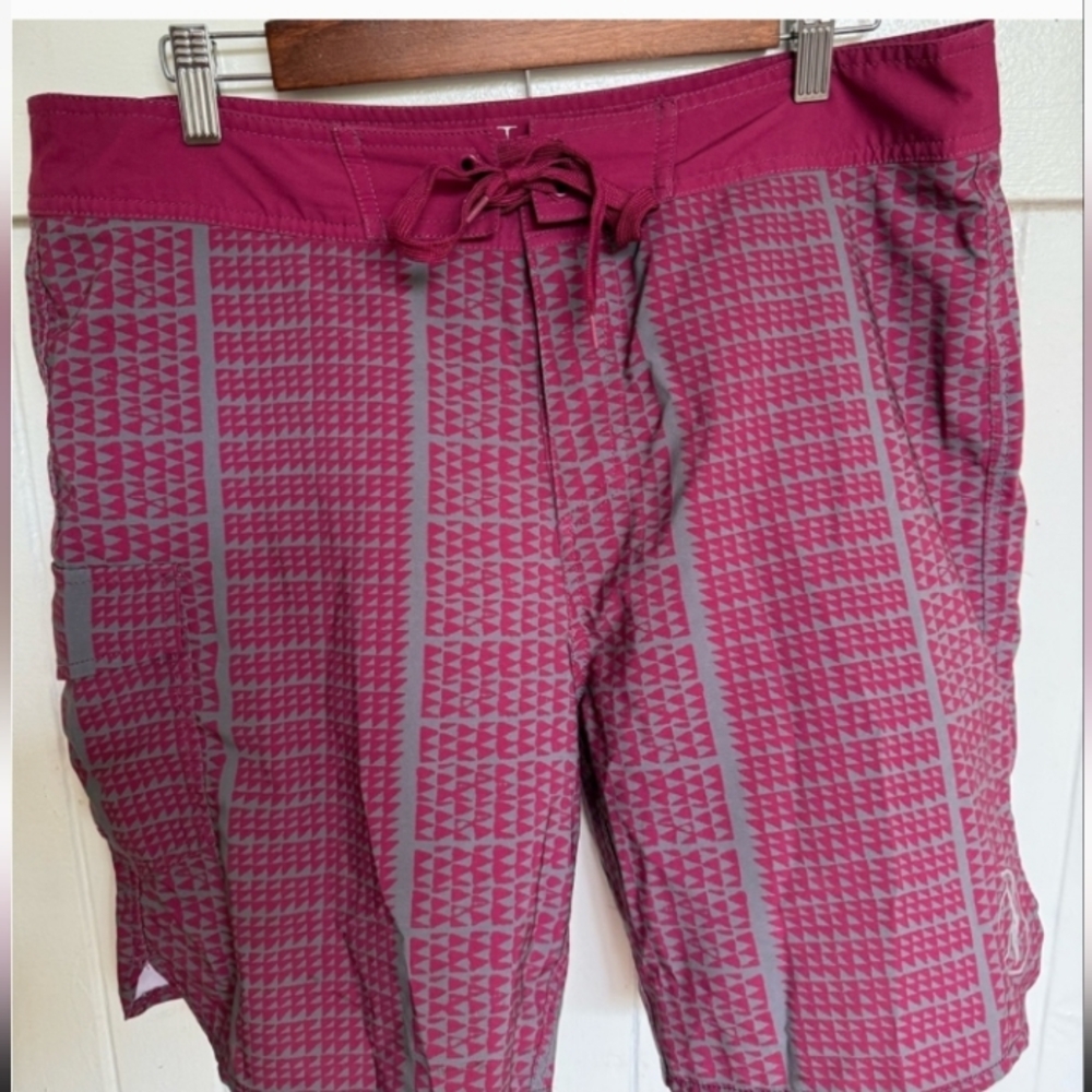 Manaola Shorts in Burgundy and Gray